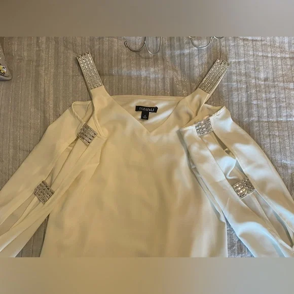 Roz & Ali size Small Ladies White Cold Shoulder Blouse. Gotta Love Bling NWT - Picture 2 of 3